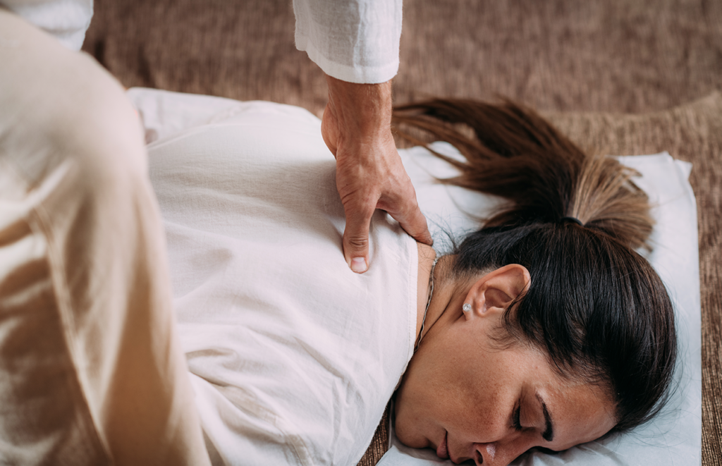 Comparando os Benefícios Terapêuticos do Shiatsu e da Acupuntura para o Alívio da Dor Crônica
